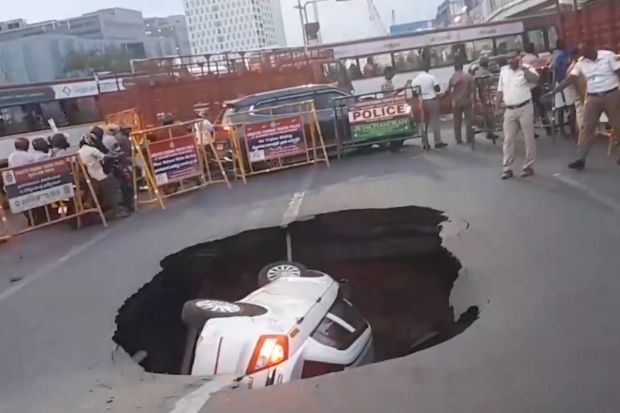 तामिळनाडूमध्ये एका भयानक घटनेने अधिकाऱ्यांना धक्का बसला कारण एका खड्ड्यात एक खाजगी वाहन पूर्णपणे बुडाले. पावसामुळे वाहतुकीत मोठा अडथळा निर्माण झाल्यानंतर, परिस्थिती नियंत्रणात आणण्यासाठी प्रशासनाचे अधिकारी जमा झाले. (Photo: IANS)