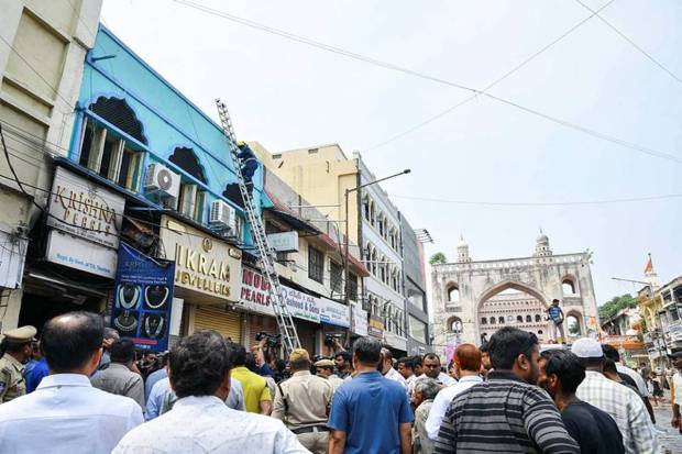 रविवारी हैदराबादमधील चारमिनारजवळील गुलजार हाऊसला आग लागल्यानंतर अग्निशमन दलाचे जवान बचाव कार्य करताना. (Photo source: ANI)