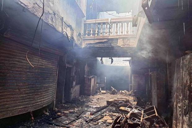 चारमिनारजवळील गुलजार हाऊसला आग लागल्यानंतर जळून खाक झालेल्या अवशेषांचे दृश्य. (Photo source: ANI)