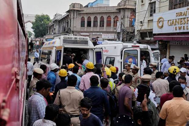 रुग्णवाहिका लोकांना रुग्णालयात हलवताना दिसल्या. (Photo source: AP)