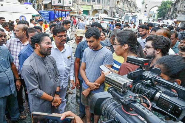 चारमिनारजवळील गुलजार हाऊसमध्ये लागलेल्या आगीच्या ठिकाणी केंद्रीय कोळसा आणि खाण मंत्री जी किशन रेड्डी यांनी भेट दिली. (Photo source: ANI)