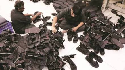 Mumbai police crackdown on fake shoes factory