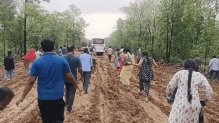 condition of national highway in Devendra Fadnavis Steel City is very bad citizens expressed anger