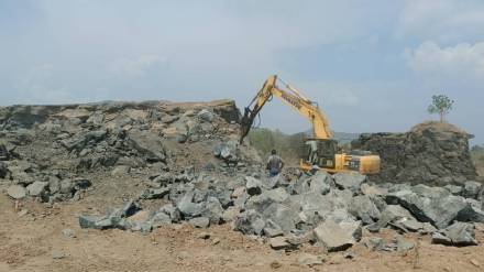 It has been revealed that gelatin rods from Gujarat are being illegally used for the production of stone and gravel in Palghar district