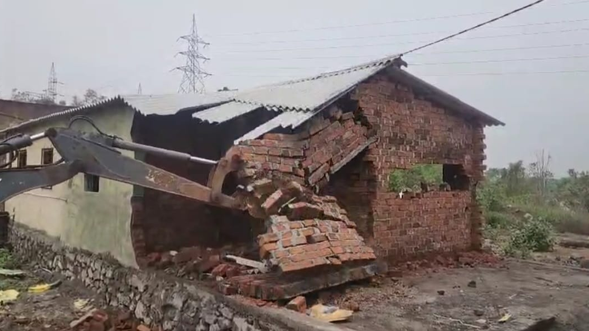 Illegal huts along the Kalu river in Titwala demolished | टिटवाळा काळू