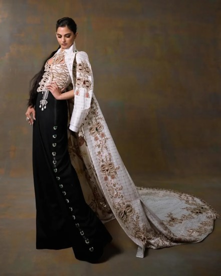 isha ambani met gala stylish look her necklace worth rs 800 crore