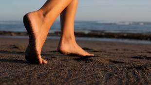 Benefits of walking naked in Hindi