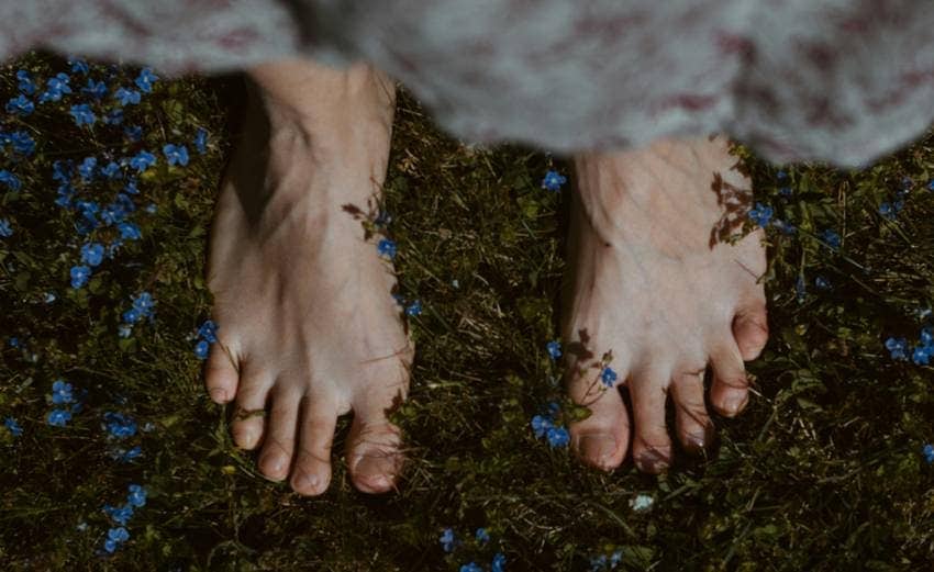 benefits of walking barefoot