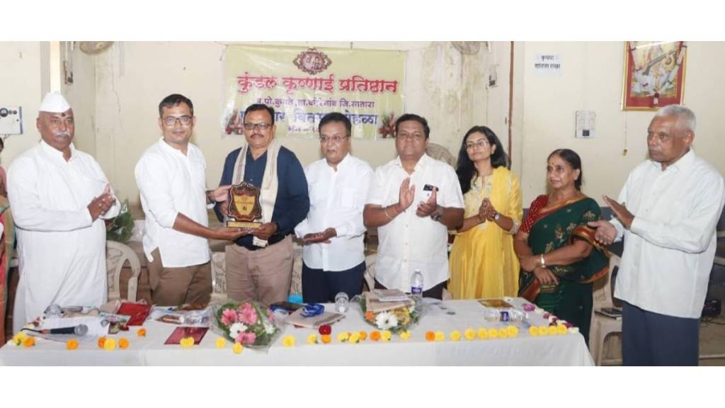 Police officer get Award for story collection in kalyan