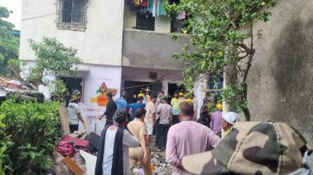 news about Kalyan building slab collapse news in marathi
