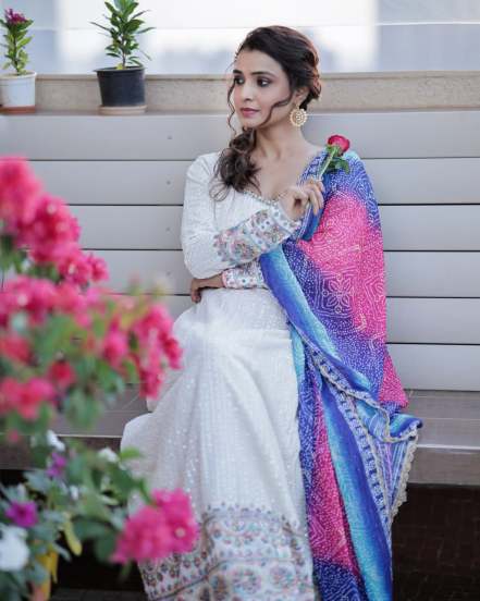 marathi actress mayuri deshmukh in white anarkali dress