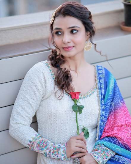 marathi actress mayuri deshmukh in white anarkali dress