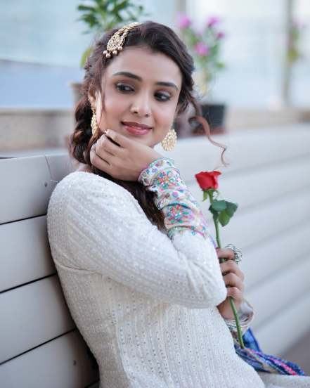marathi actress mayuri deshmukh in white anarkali dress