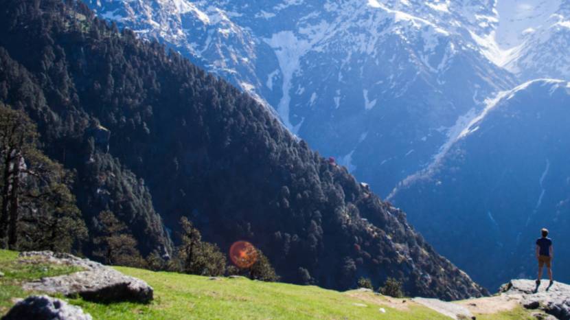 जूनमधील प्रवासाचे ठिकाण, प्रवासाच्या टिप्स: जून महिन्यांत जेव्हा लोक सुट्टीसाठी डोंगरांवर जातात तेव्हा शिमला, मनाली आणि मसूरीसारख्या लोकप्रिय हिल स्टेशनवर अनेकदा गर्दी असते. अशा परिस्थितीत ना शांती असते ना प्रवासाचा आनंद. जर तुम्ही यावेळी वेगळ्या आणि शांत ठिकाणाच्या शोधात असाल, तर देशात अशी अनेक हिल स्टेशन्स आहेत जिथे जून महिन्यात थंडी असते आणि गर्दी कमी असते. (छायाचित्र-विकिपीडिया)