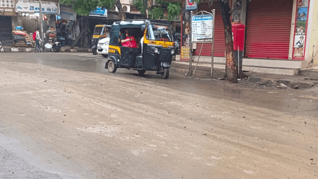 Soil from dumpers has damaged the road, affecting the municipal work and increasing the risk of accidents