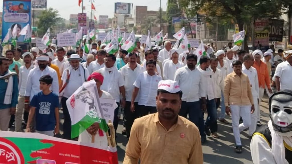 In Parbhani, Raju Shetty held a protest march to draw attention to the suicide of a farmer couple In Parbhani, Raju Shetty held a protest march to draw attention to the suicide of a farmer couple