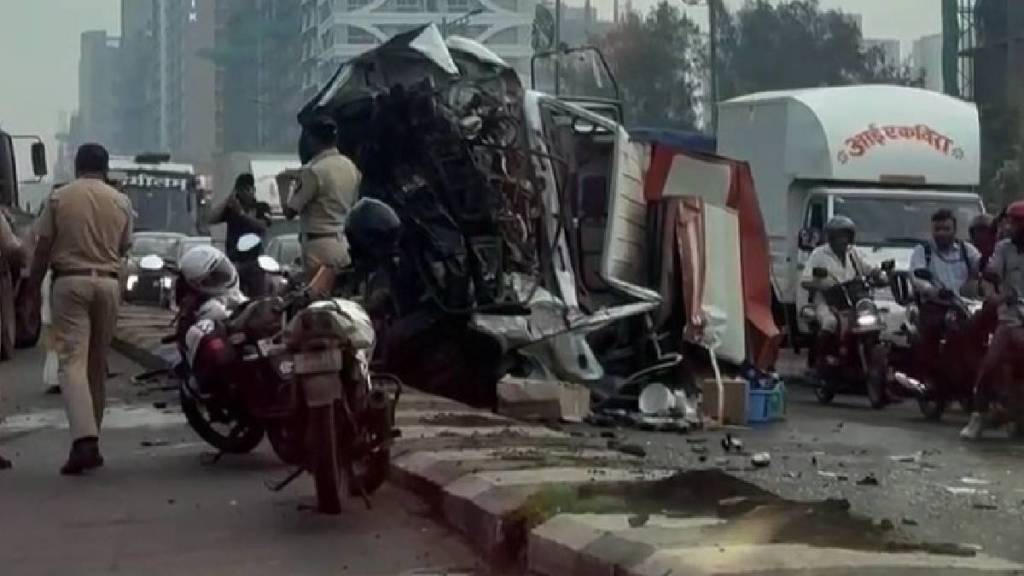 mumbai road accident Two vehicles collide traffic jam on Eastern Expressway mumbai road accident Two vehicles collide traffic jam on Eastern Expressway