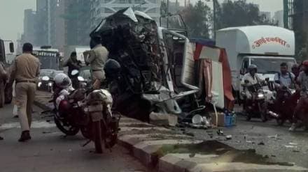mumbai road accident Two vehicles collide traffic jam on Eastern Expressway