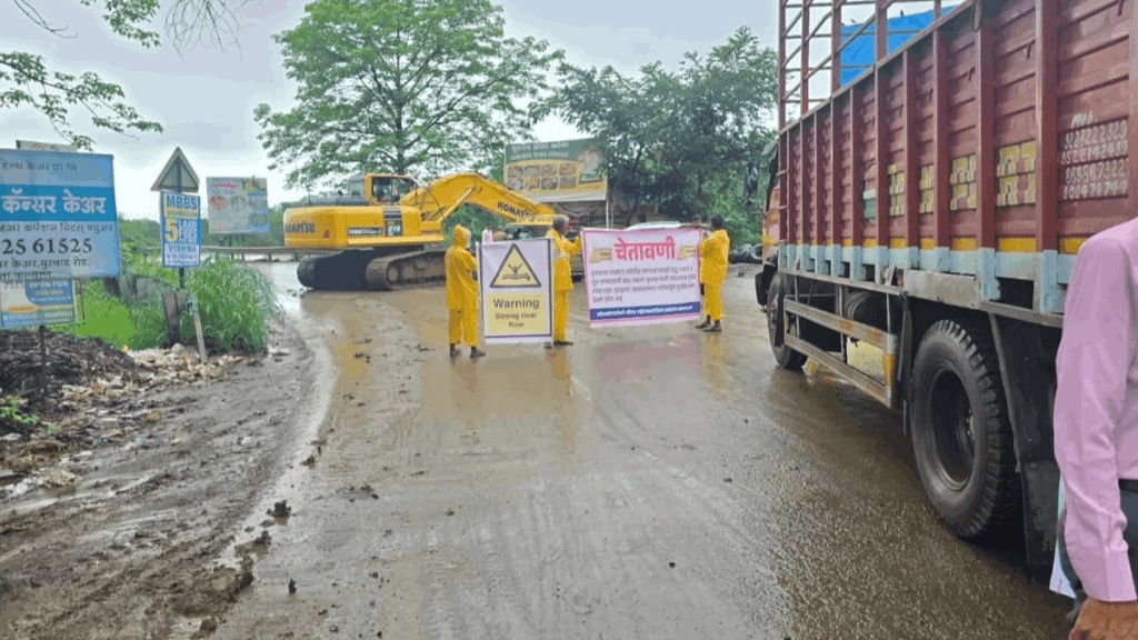 Kalyan city highway is closed as water has risen under the Rayate bridge. Due to heavy rain in Raigad district, the water level of the Ulhas River has increased Kalyan city highway is closed as water has risen under the Rayate bridge. Due to heavy rain in Raigad district, the water level of the Ulhas River has increased