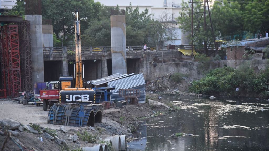 Nagpur Cement pillars in nag river nitin Gadkari dream project