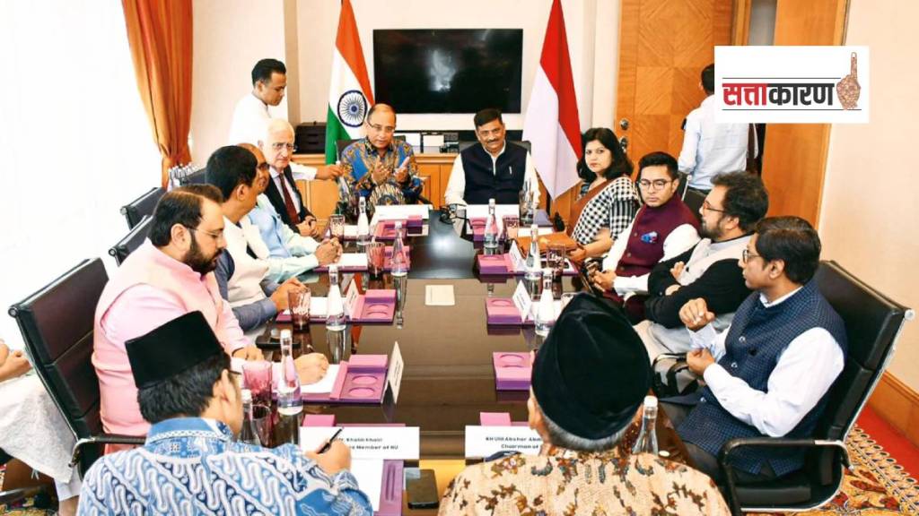 जकार्ता येथे केंद्र सरकारच्या सर्वपक्षीय शिष्टमंडळातील इतर सदस्यांसोबत चर्चा करताना काँग्रेसचे ज्येष्ठ नेते सलमान खुर्शीद (फोटो सौजन्य पीटीआय)