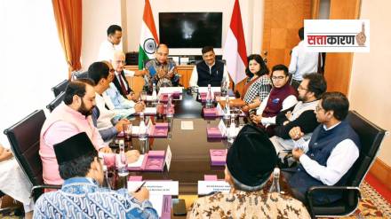 जकार्ता येथे केंद्र सरकारच्या सर्वपक्षीय शिष्टमंडळातील इतर सदस्यांसोबत चर्चा करताना काँग्रेसचे ज्येष्ठ नेते सलमान खुर्शीद (फोटो सौजन्य पीटीआय)