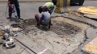 pothole has formed on the bridge over the Gujarat Canal on the Susari River at Dhanivari in Dahanu taluka