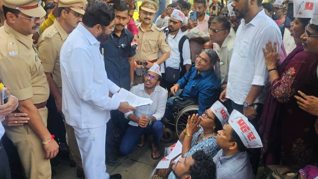 Protest outside Deputy Chief Minister Shinde residence by donating blood