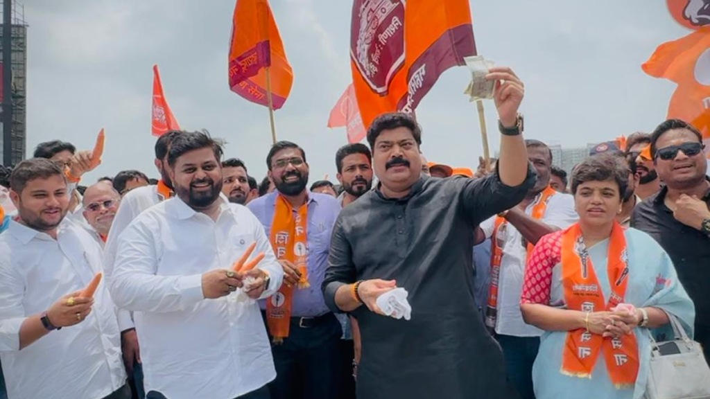 Raju Patil and Dipesh Mhatre protest for the Palava bridge Both Thackeray party united for the delayed bridge