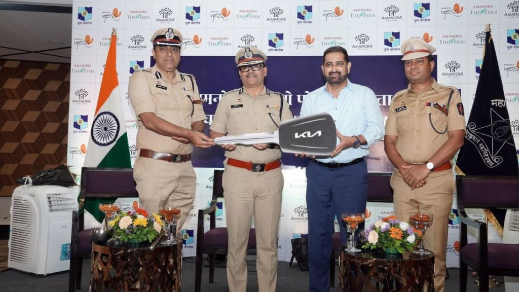 pune amanora donates vehicles to pune police