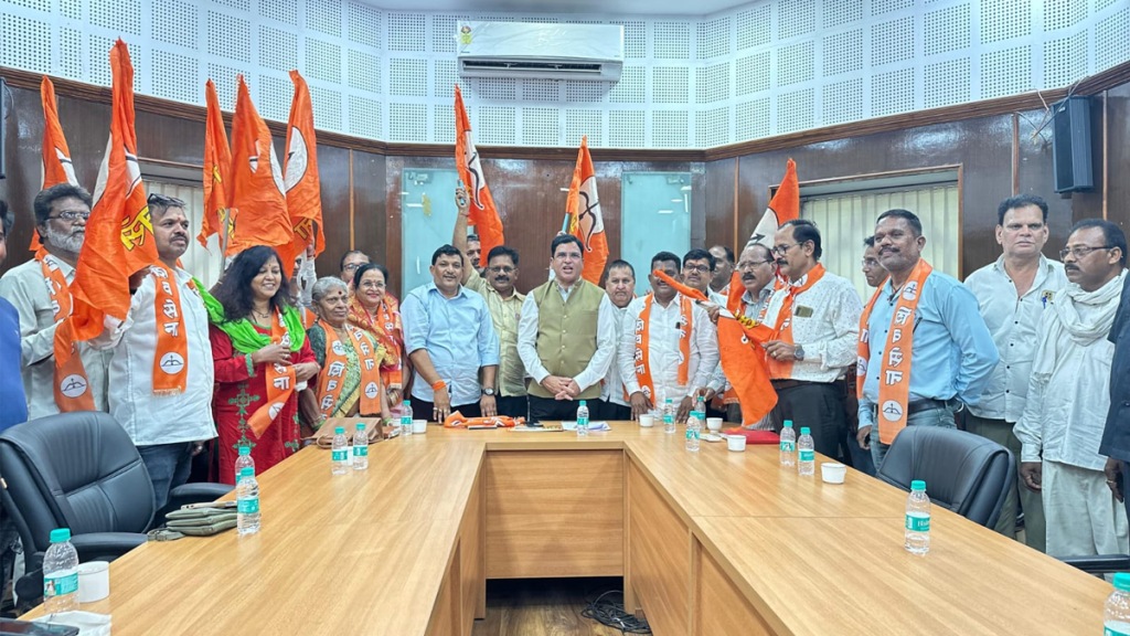 Datta Meghe’s close supporter, former Deputy Mayor Raghunath Malikar, joins the Shinde group Datta Meghe’s close supporter, former Deputy Mayor Raghunath Malikar, joins the Shinde group