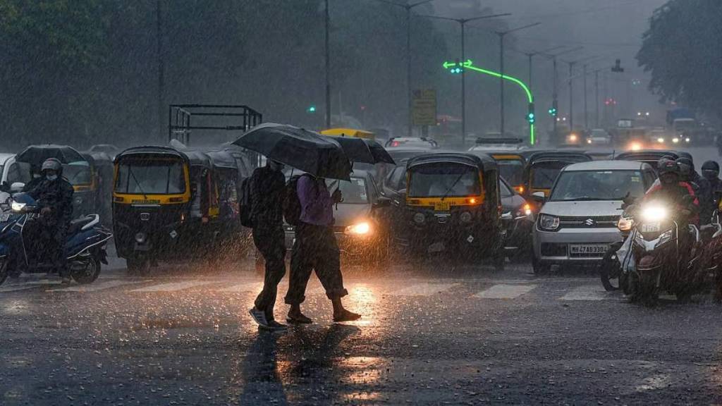 first heavy rain in Mumbai caused waterlogging in many places first heavy rain in Mumbai caused waterlogging in many places