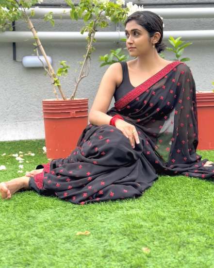 rinku rajguru aka archi in black saree look