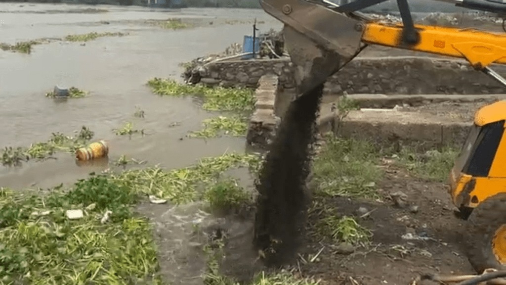 In Dombivli's Mothagaon Retibandar area, sand worth ₹12 lakh belonging to sand smugglers was dumped in the water; action taken by the Dombivli Revenue Department