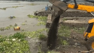 In Dombivli's Mothagaon Retibandar area, sand worth ₹12 lakh belonging to sand smugglers was dumped in the water; action taken by the Dombivli Revenue Department