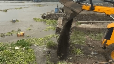 In Dombivli's Mothagaon Retibandar area, sand worth ₹12 lakh belonging to sand smugglers was dumped in the water; action taken by the Dombivli Revenue Department