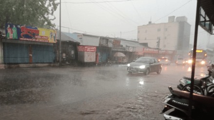 Heavy rain with thunder in Sangli