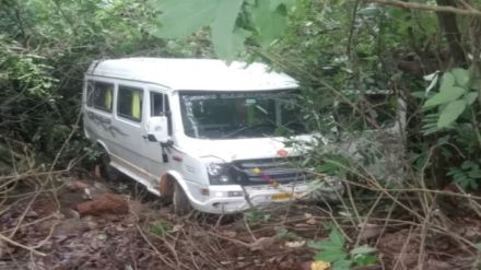 satara vajrai waterfall bus accident 5 tourists injured