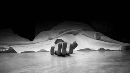 Boyfriend died by hanging himself in front of girlfriend in chandrapur