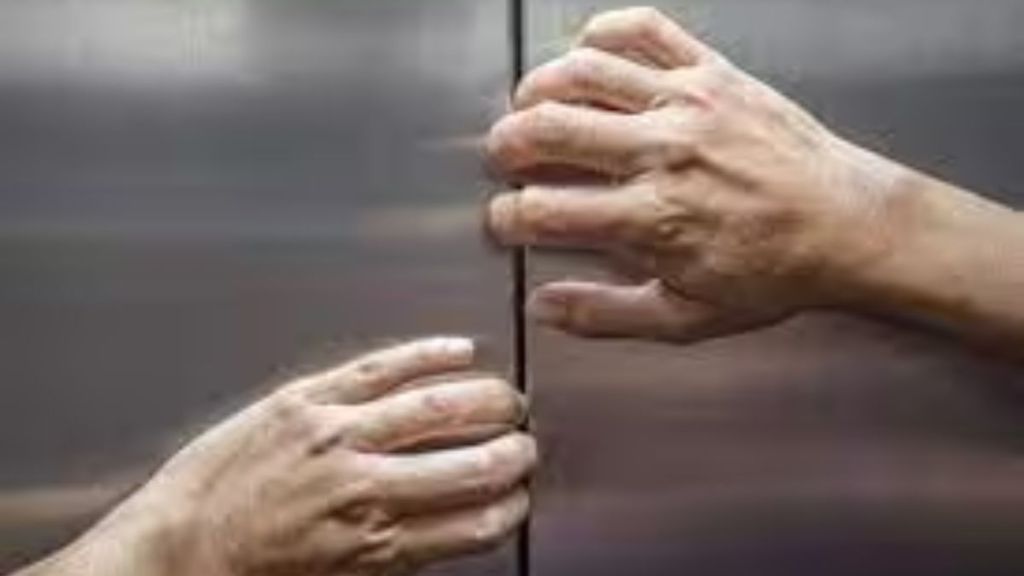 thane lift accident five residents trapped in elevator