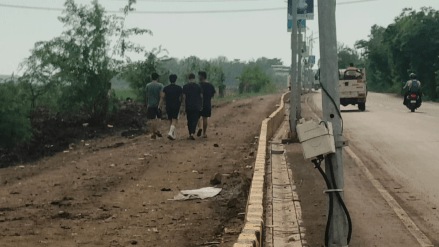 Silt from drain cleaning is lying on the cycle track, causing a lot of trouble for people taking a walk or ride in vasai