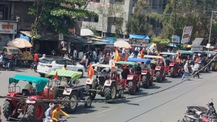 With hundreds of tractors, Thackeray's Shiv Sena marched to the District Collector's office Traffic disrupted in Buldhana