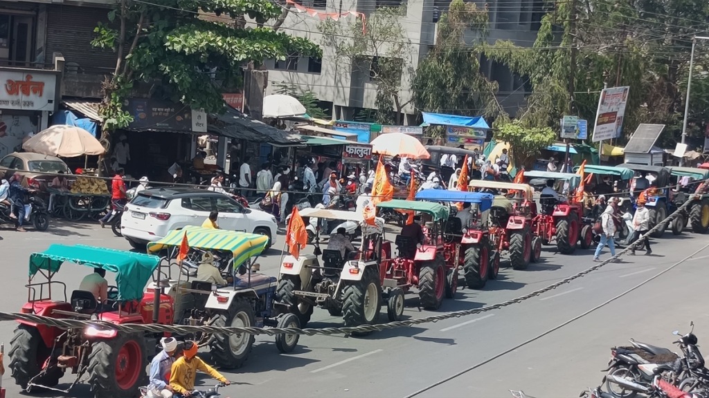 With hundreds of tractors, Thackeray's Shiv Sena marched to the District Collector's office Traffic disrupted in Buldhana With hundreds of tractors, Thackeray's Shiv Sena marched to the District Collector's office Traffic disrupted in Buldhana