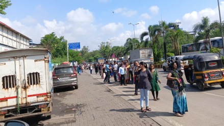 Due to the railway service being stopped, there was a traffic jam on the Thane-Belapur road, with long lines of vehicles from CIDCO to Dighe, causing trouble for commuters