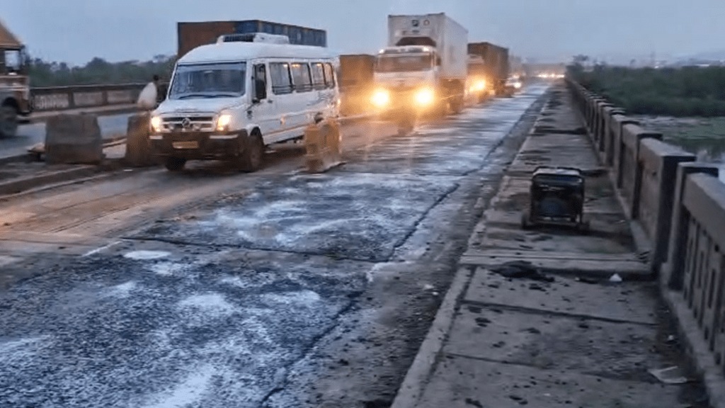 Due to repair work on the Kharegaon bridge, there are long lines of vehicles on the Mumbra bypass road