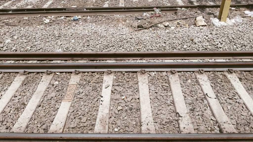 motorman alertness averted a major accident Wooden boxes railway tracks between mira road bhayandar railway station