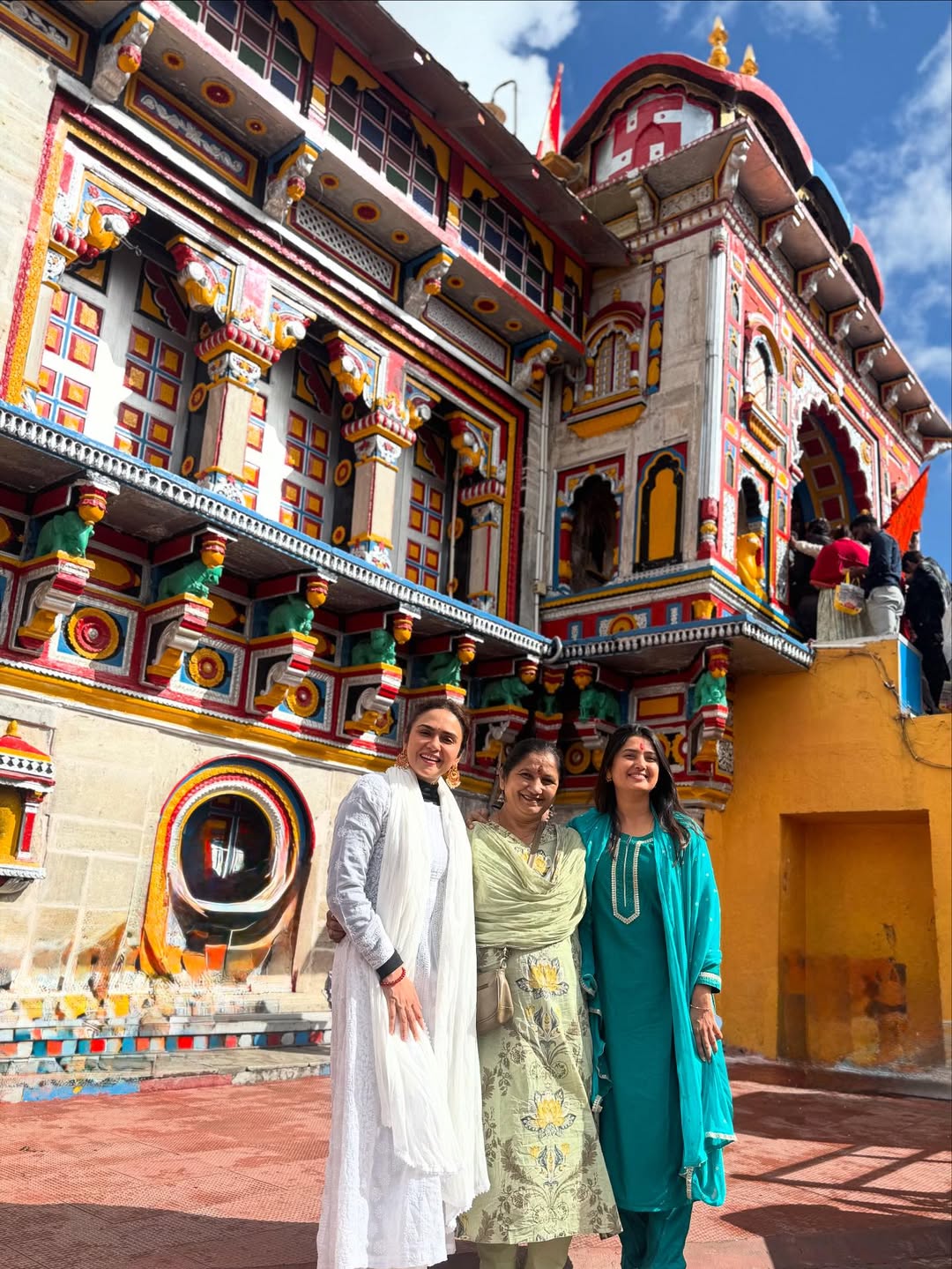 अमृता खानविलकर निळ्या रंगाच्या पारंपरिक वेशभूषेत अत्यंत सुंदर दिसत आहेत; तर प्राजक्ता माळीही भारतीय पोशाखात मंदिराच्या पवित्र वातावरणात एकरूप झाल्याचे दिसून येते.
