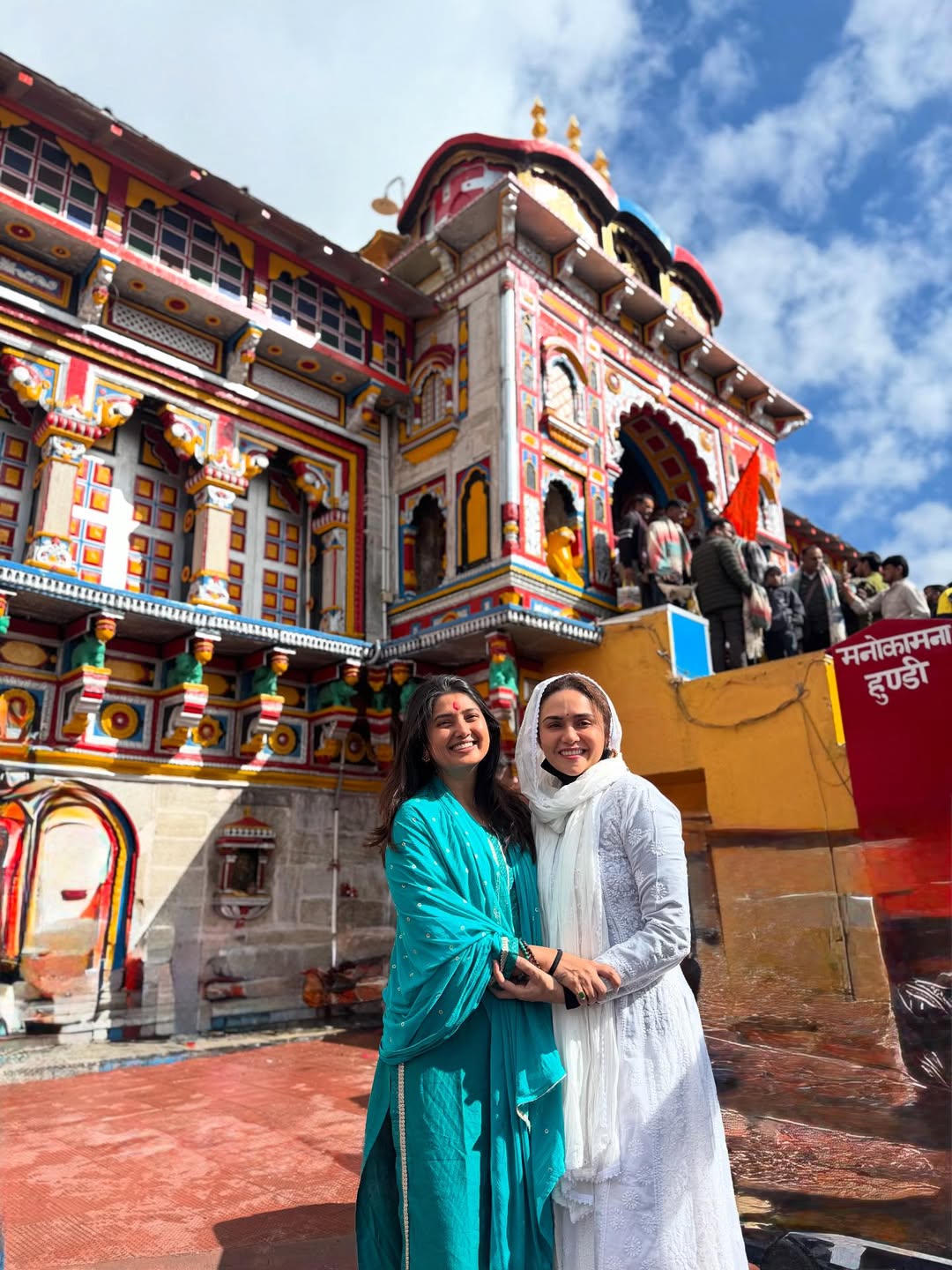महाराष्ट्रातील लोकप्रिय अभिनेत्री प्राजक्ता माळी आणि अमृता खानविलकर यांनी उत्तराखंडमधील पवित्र बद्रीनाथ धामला (Badrinath Dham) भेट दिली.