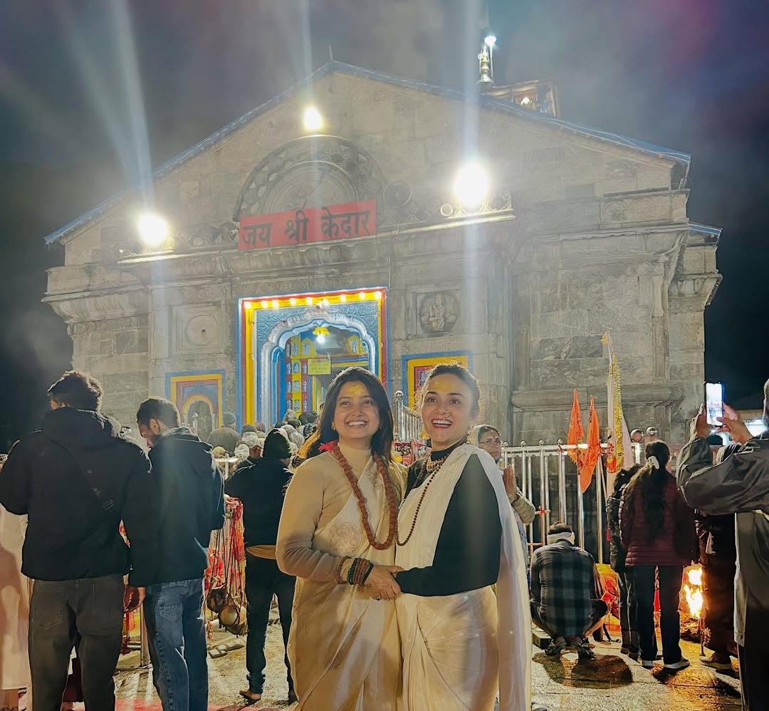 अलीकडेच प्राजक्ता माळी व अमृता खानविलकर यांनी भगवान शंकराचे निवासस्थान असलेल्या केदारनाथ धामाचे दर्शन घेतले होते.
