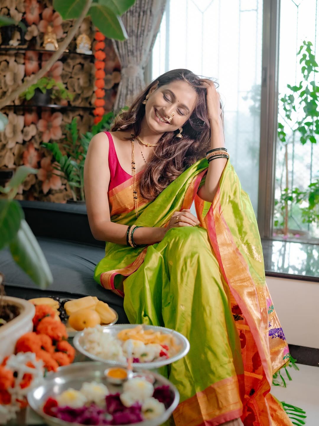 रेश्मा शिंदे तिच्या सहजसुंदर अभिनयासोबतच तिच्या गोड हास्यासाठी आणि सोज्वळ व्यक्तिमत्त्वासाठी ओळखली जाते.